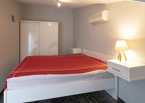 Gemütliches zweistöckiges Penthouse in Gehweite zum Meer mit Blick auf die Berge   