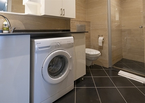 Gemütliches zweistöckiges Penthouse in Gehweite zum Meer mit Blick auf die Berge   