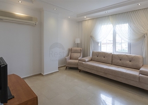 Gemütliches zweistöckiges Penthouse in Gehweite zum Meer mit Blick auf die Berge   