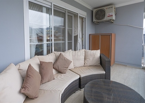 Gemütliches zweistöckiges Penthouse in Gehweite zum Meer mit Blick auf die Berge   