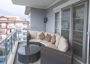 Gemütliches zweistöckiges Penthouse in Gehweite zum Meer mit Blick auf die Berge   