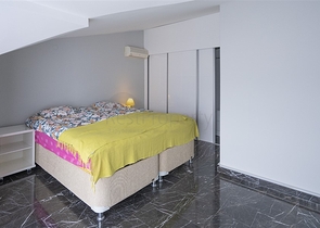 Gemütliches zweistöckiges Penthouse in Gehweite zum Meer mit Blick auf die Berge   