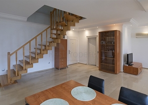 Gemütliches zweistöckiges Penthouse in Gehweite zum Meer mit Blick auf die Berge   