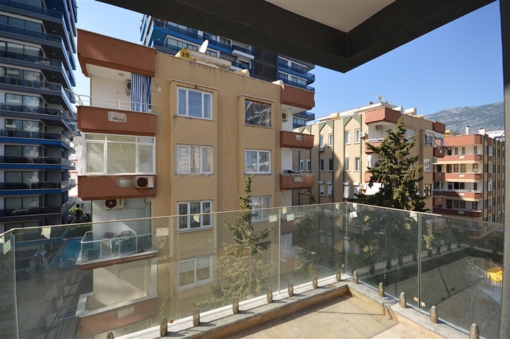 1+1 Wohnung in einem Premium-Komplex an der ersten Küste in Mahmutlar