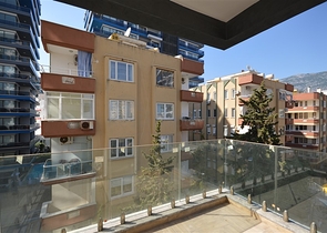 1+1 Wohnung in einem Premium-Komplex an der ersten Küste in Mahmutlar