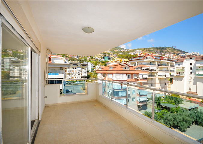 Penthouse mit 7+1 Grundriss mit separater Küche im Zentrum von Alanya