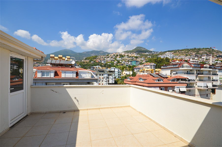 Penthouse mit 7+1 Grundriss mit separater Küche im Zentrum von Alanya