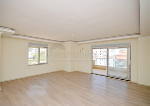Penthouse mit 7+1 Grundriss mit separater Küche im Zentrum von Alanya