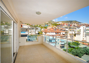 Penthouse mit 7+1 Grundriss mit separater Küche im Zentrum von Alanya