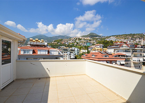 Penthouse mit 7+1 Grundriss mit separater Küche im Zentrum von Alanya