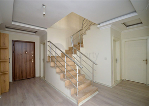 Penthouse mit 7+1 Grundriss mit separater Küche im Zentrum von Alanya