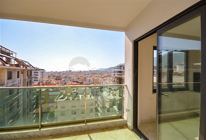 Zweistöckiges 3+1 Penthouse mit geschlossenem Parkplatz und Meerblick in Alanya