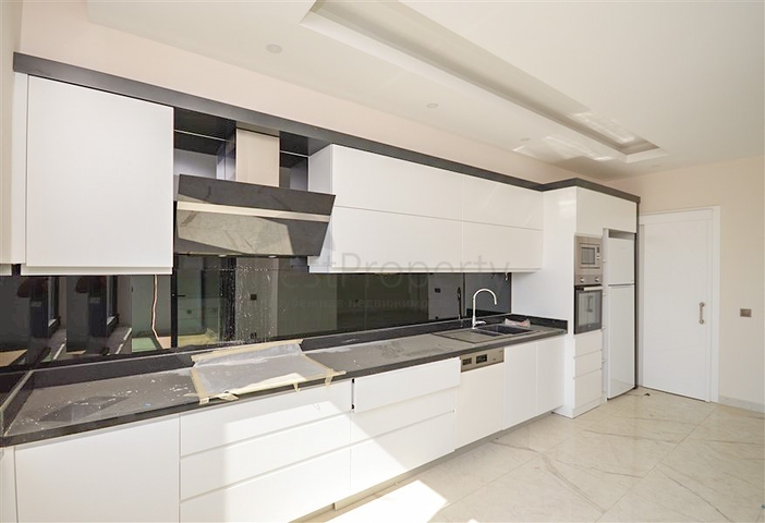 Zweistöckiges 3+1 Penthouse mit geschlossenem Parkplatz und Meerblick in Alanya