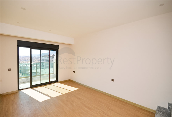 Zweistöckiges 3+1 Penthouse mit geschlossenem Parkplatz und Meerblick in Alanya