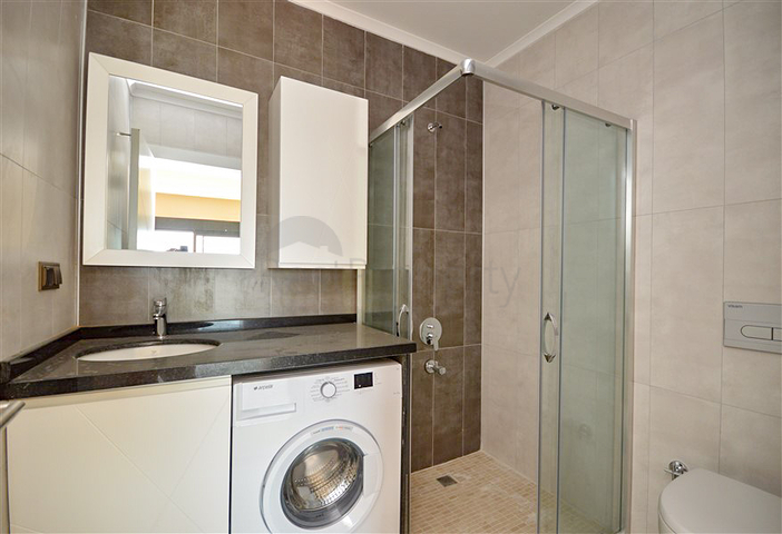 Zweistöckiges 3+1 Penthouse mit geschlossenem Parkplatz und Meerblick in Alanya