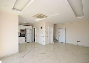 Zweistöckiges 3+1 Penthouse mit geschlossenem Parkplatz und Meerblick in Alanya