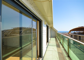 Zweistöckiges 3+1 Penthouse mit geschlossenem Parkplatz und Meerblick in Alanya