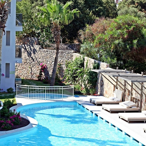 Wir präsentieren ein einzigartiges Boutique-Apartmenthotel, ideal gelegen in einem der beliebtesten Touristengebiete von Bodrum. 