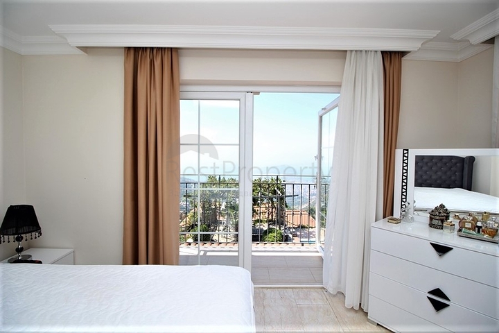 Möblierte 4+1 freistehende Villa im Stadtteil Tepe