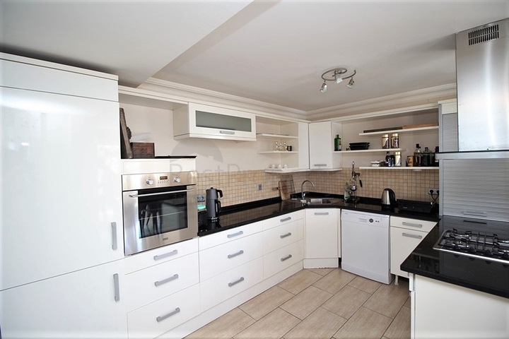 Möblierte 4+1 freistehende Villa im Stadtteil Tepe