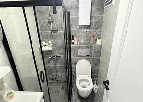 Möblierte Wohnung mit einem Schlafzimmer, bereit sich zu bewegen