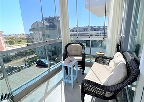 Möblierte Wohnung mit einem Schlafzimmer, bereit sich zu bewegen