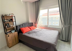 Möblierte Wohnung mit einem Schlafzimmer, bereit sich zu bewegen