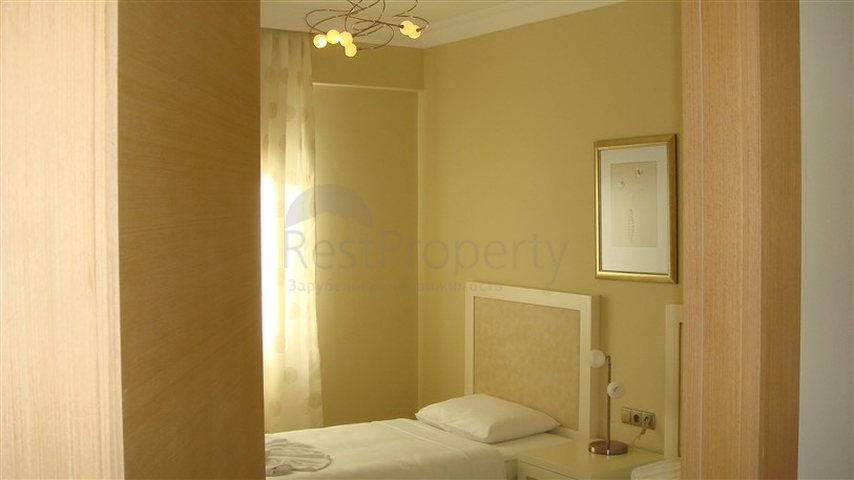 Geräumige Wohnung mit Möbeln und Geräten