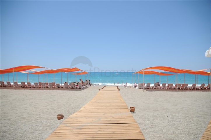 Geräumige Wohnung mit Möbeln und Geräten