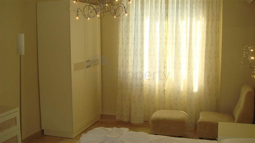 Geräumige Wohnung mit Möbeln und Geräten