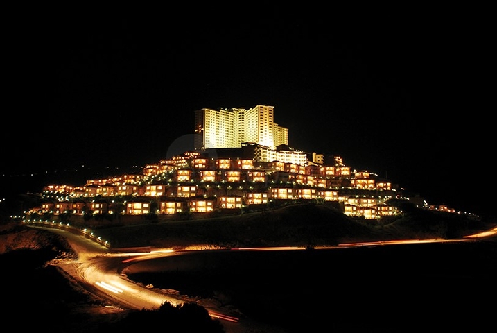 Geräumige Wohnung mit Möbeln und Geräten