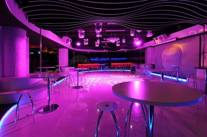 Geräumige Wohnung mit Möbeln und Geräten