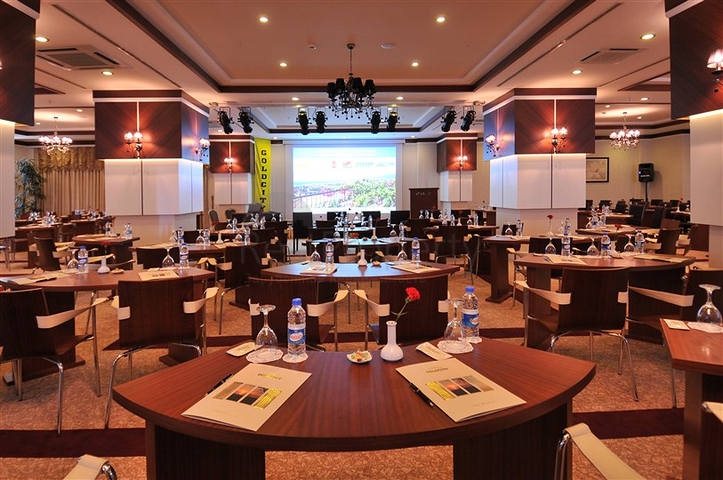 Geräumige Wohnung mit Möbeln und Geräten