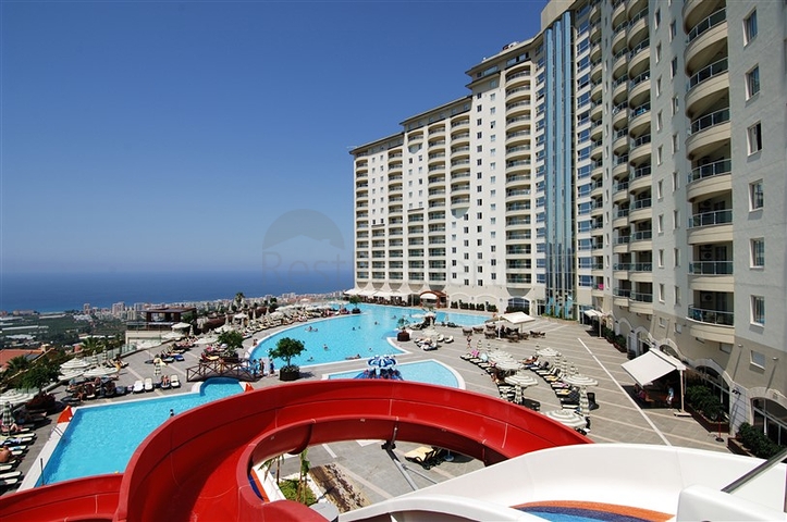 Geräumige Wohnung mit Möbeln und Geräten