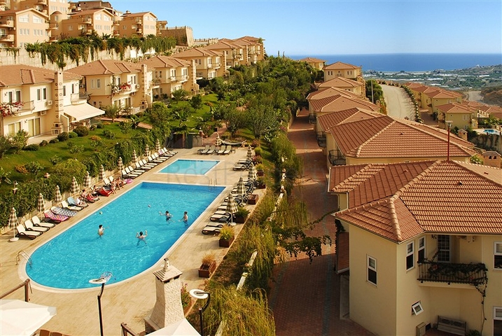 Geräumige Wohnung mit Möbeln und Geräten