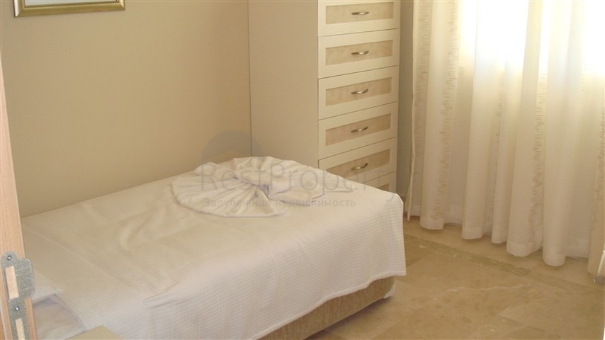 Geräumige Wohnung mit Möbeln und Geräten