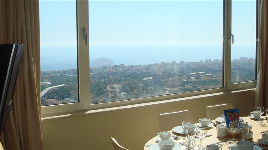 Geräumige Wohnung mit Möbeln und Geräten