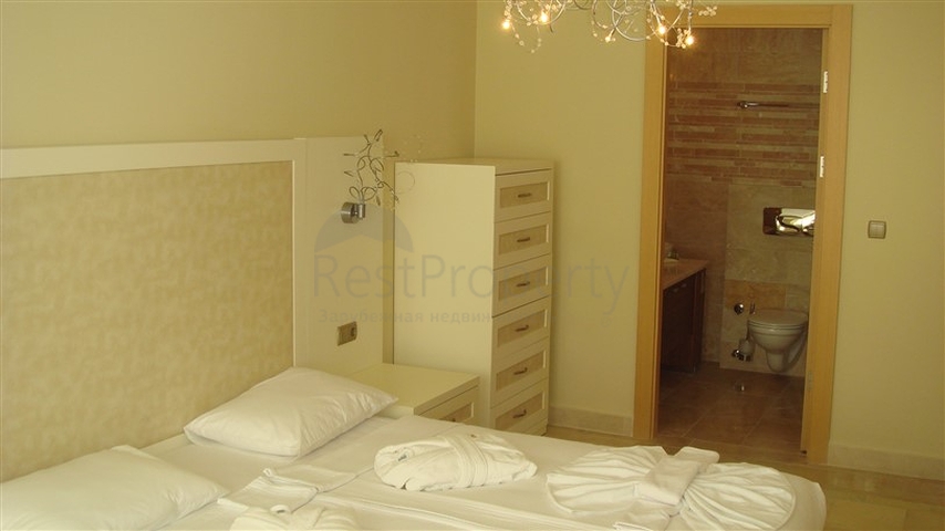 Geräumige Wohnung mit Möbeln und Geräten