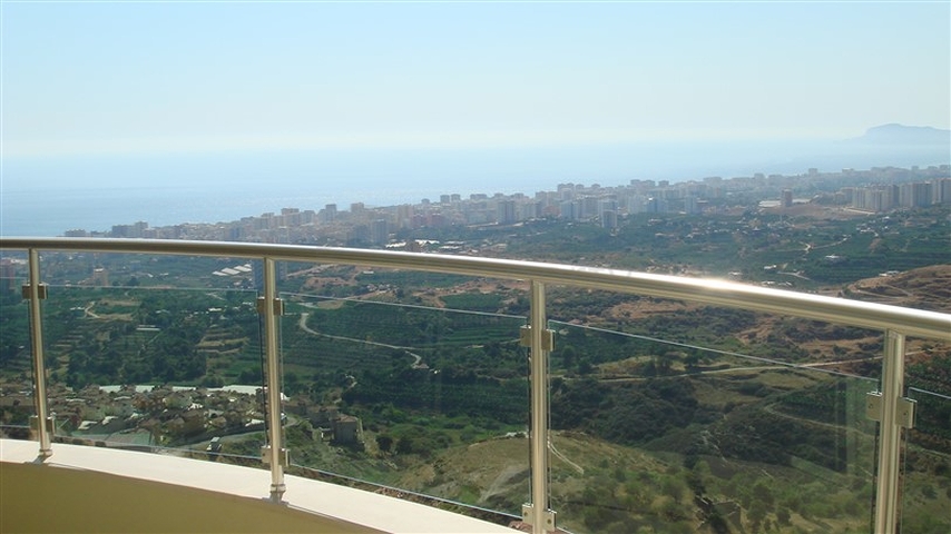 Geräumige Wohnung mit Möbeln und Geräten