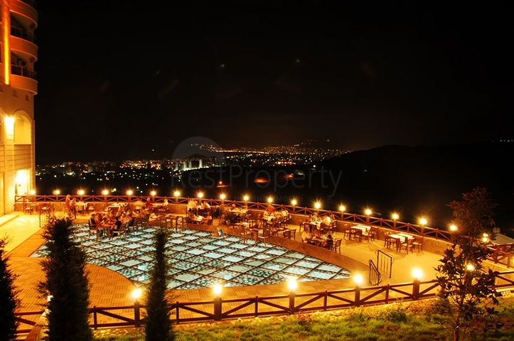 Geräumige Wohnung mit Möbeln und Geräten