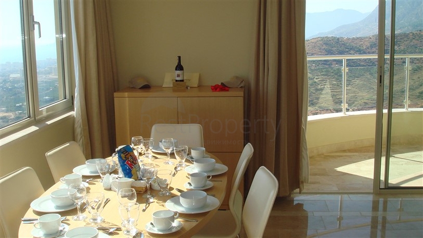 Geräumige Wohnung mit Möbeln und Geräten