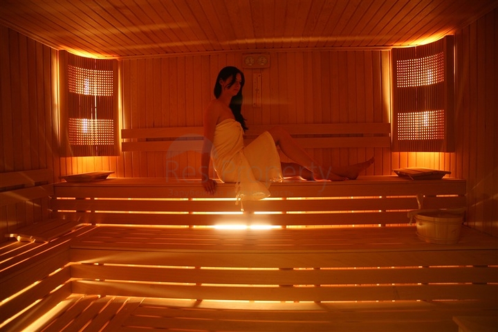 Geräumige Wohnung mit Möbeln und Geräten