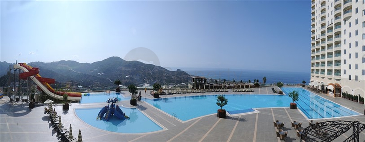 Geräumige Wohnung mit Möbeln und Geräten