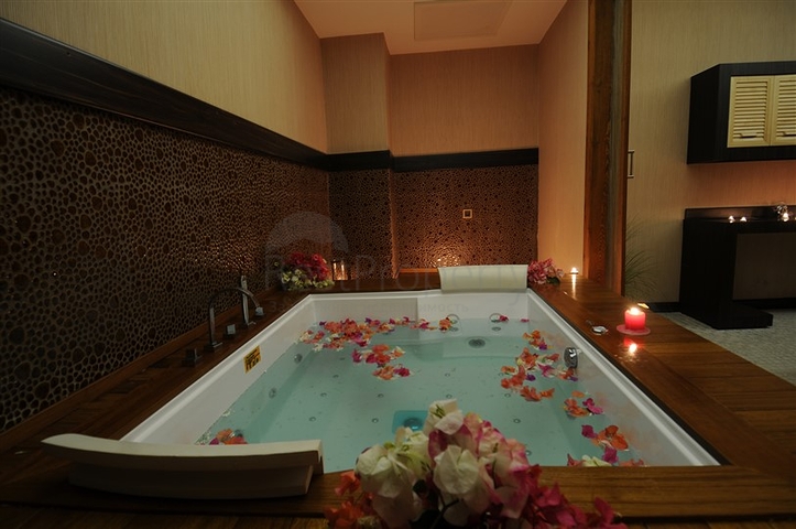 Geräumige Wohnung mit Möbeln und Geräten