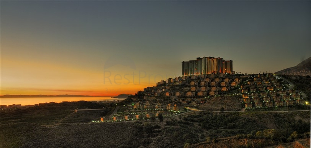 Geräumige Wohnung mit Möbeln und Geräten