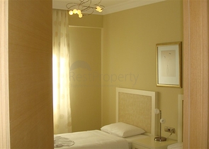 Geräumige Wohnung mit Möbeln und Geräten