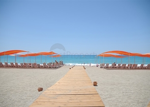 Geräumige Wohnung mit Möbeln und Geräten