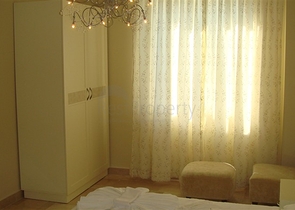 Geräumige Wohnung mit Möbeln und Geräten