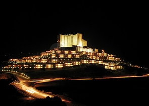 Geräumige Wohnung mit Möbeln und Geräten