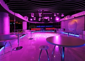 Geräumige Wohnung mit Möbeln und Geräten